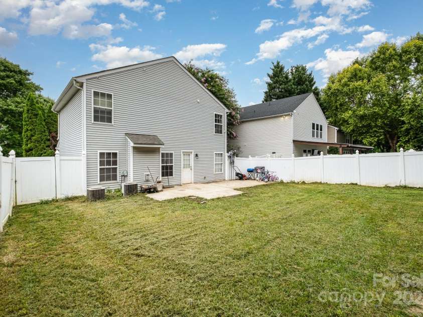 1820 Oakdale Green Drive, Charlotte, NC 28216.  MLS# CAR4141709, YatesRealty ID 950. Back yard