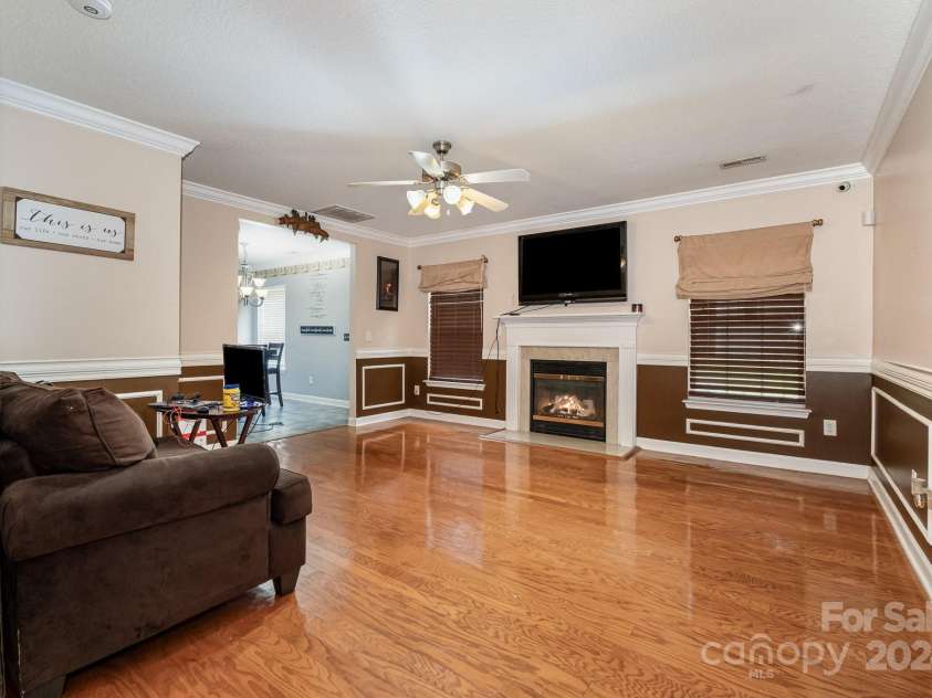 1820 Oakdale Green Drive, Charlotte, NC 28216.  MLS# CAR4141709, YatesRealty ID 950. Family Room
