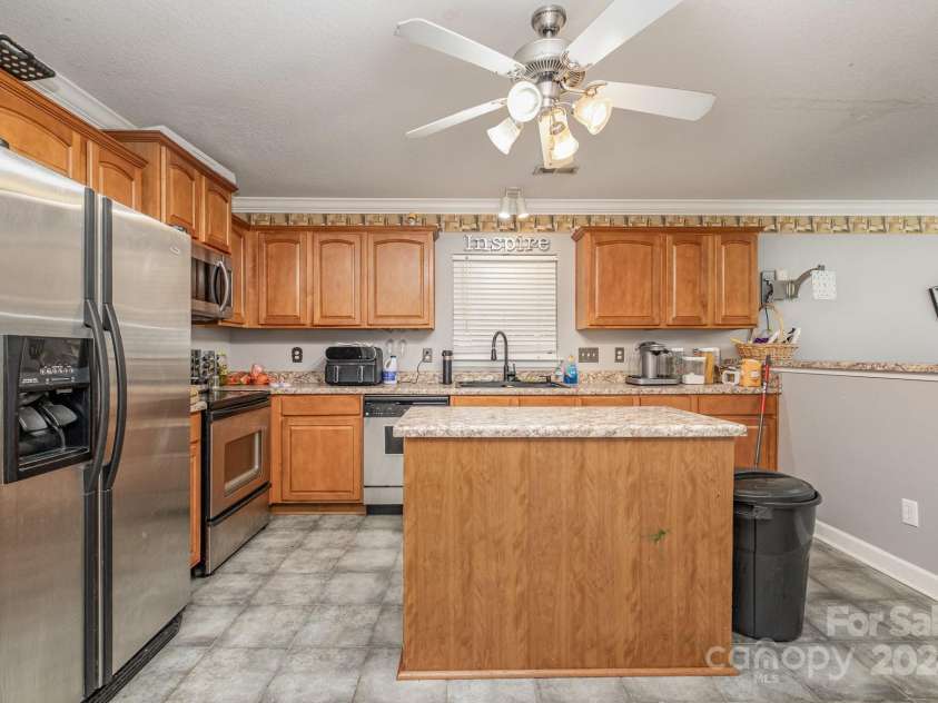 1820 Oakdale Green Drive, Charlotte, NC 28216.  MLS# CAR4141709, YatesRealty ID 950. Kitchen