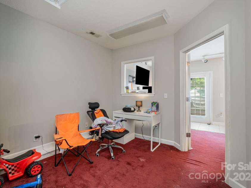 1820 Oakdale Green Drive, Charlotte, NC 28216.  MLS# CAR4141709, YatesRealty ID 950. Office