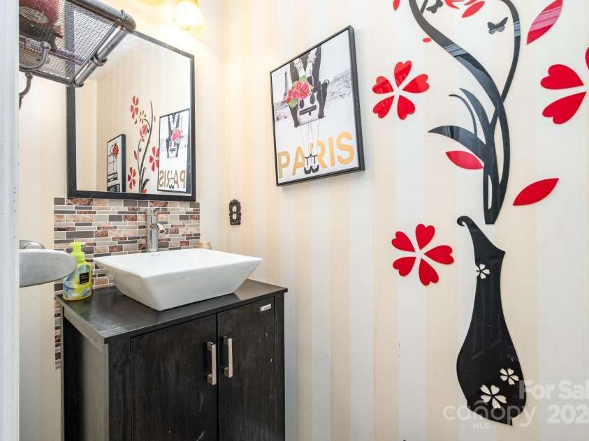 1820 Oakdale Green Drive, Charlotte, NC 28216.  MLS# CAR4141709, YatesRealty ID 950. Powder Bath