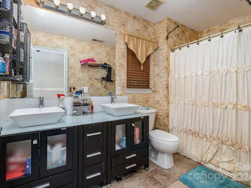 1820 Oakdale Green Drive, Charlotte, NC 28216.  MLS# CAR4141709, YatesRealty ID 950. Primary Bathroom