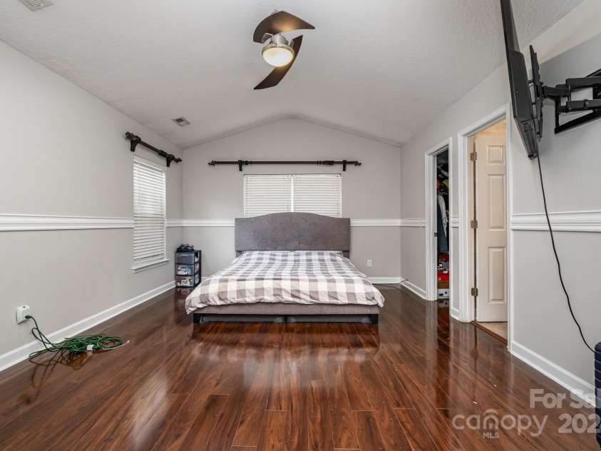 1820 Oakdale Green Drive, Charlotte, NC 28216.  MLS# CAR4141709, YatesRealty ID 950. Primary Bedroom