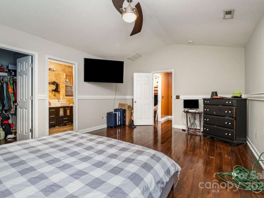 1820 Oakdale Green Drive, Charlotte, NC 28216.  MLS# CAR4141709, YatesRealty ID 950. Primary Bedroom