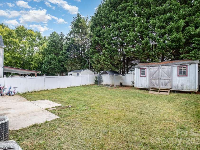 1820 Oakdale Green Drive, Charlotte, NC 28216.  MLS# CAR4141709, YatesRealty ID 950. Shed