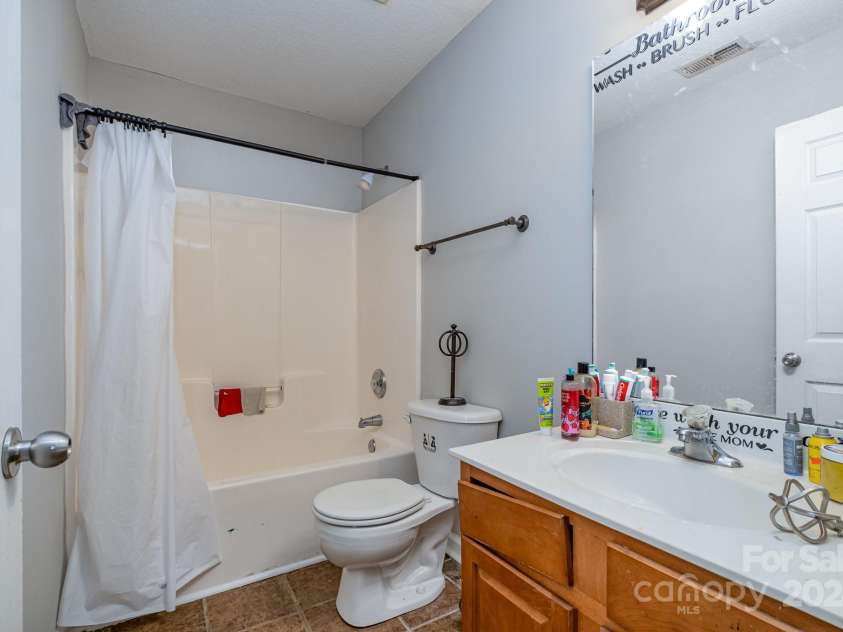 1820 Oakdale Green Drive, Charlotte, NC 28216.  MLS# CAR4141709, YatesRealty ID 950. Upstairs Bathroom