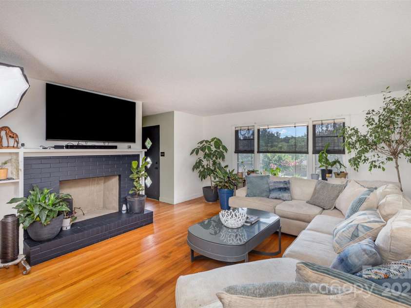 910 Center Avenue, Mooresville, NC 28115.  MLS# CAR4251561, YatesRealty ID 9500. 