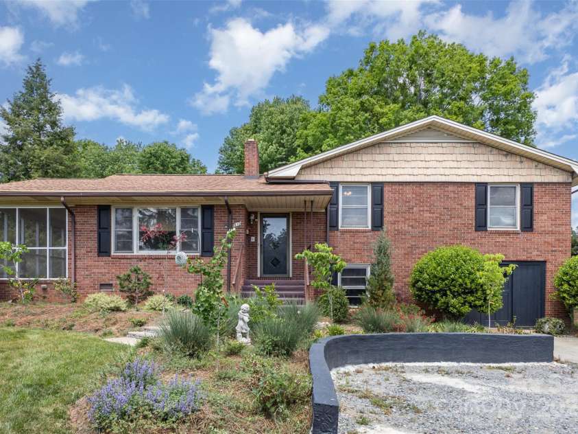 910 Center Avenue, Mooresville, NC 28115.  MLS# CAR4251561, YatesRealty ID 9500. 