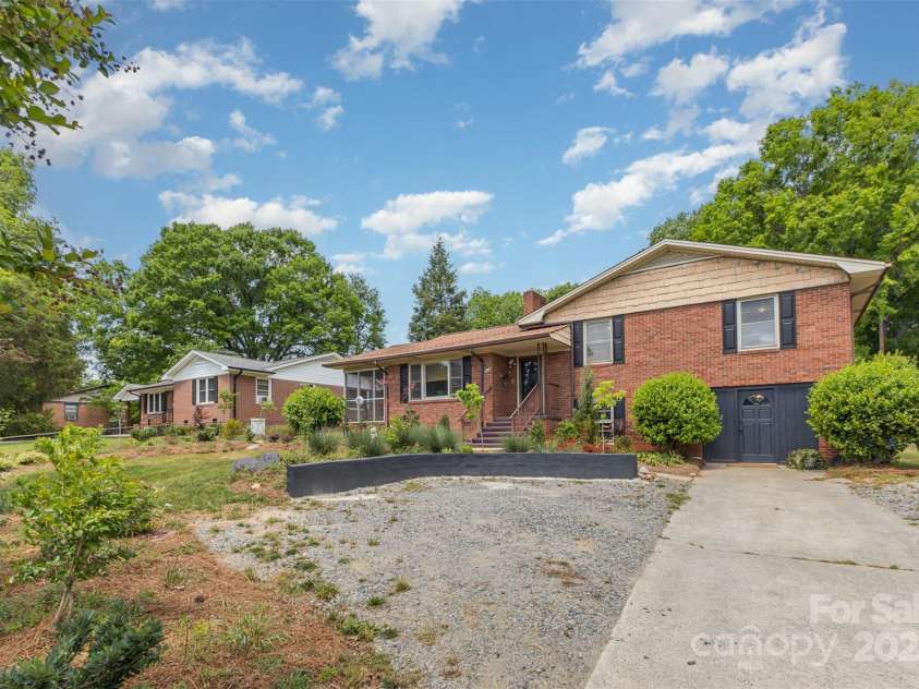 910 Center Avenue, Mooresville, NC 28115.  MLS# CAR4251561, YatesRealty ID 9500. 