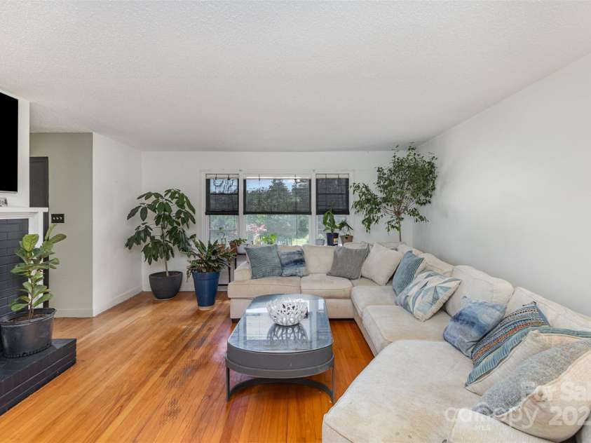 910 Center Avenue, Mooresville, NC 28115.  MLS# CAR4251561, YatesRealty ID 9500. 