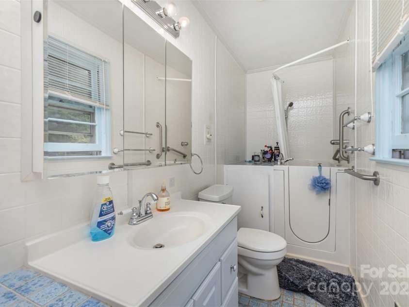 910 Center Avenue, Mooresville, NC 28115.  MLS# CAR4251561, YatesRealty ID 9500. 