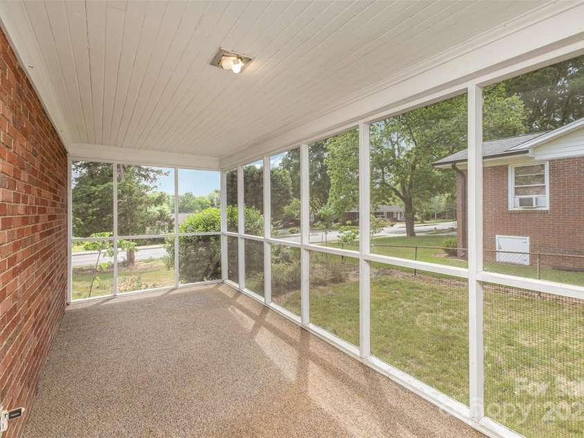 910 Center Avenue, Mooresville, NC 28115.  MLS# CAR4251561, YatesRealty ID 9500. 