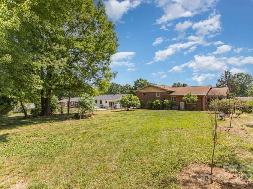 910 Center Avenue, Mooresville, NC 28115.  MLS# CAR4251561, YatesRealty ID 9500. 