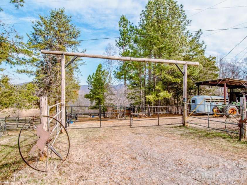 508 Liles Lane, Hiddenite, NC 28636.  MLS# CAR4354171, YatesRealty ID 9502. 