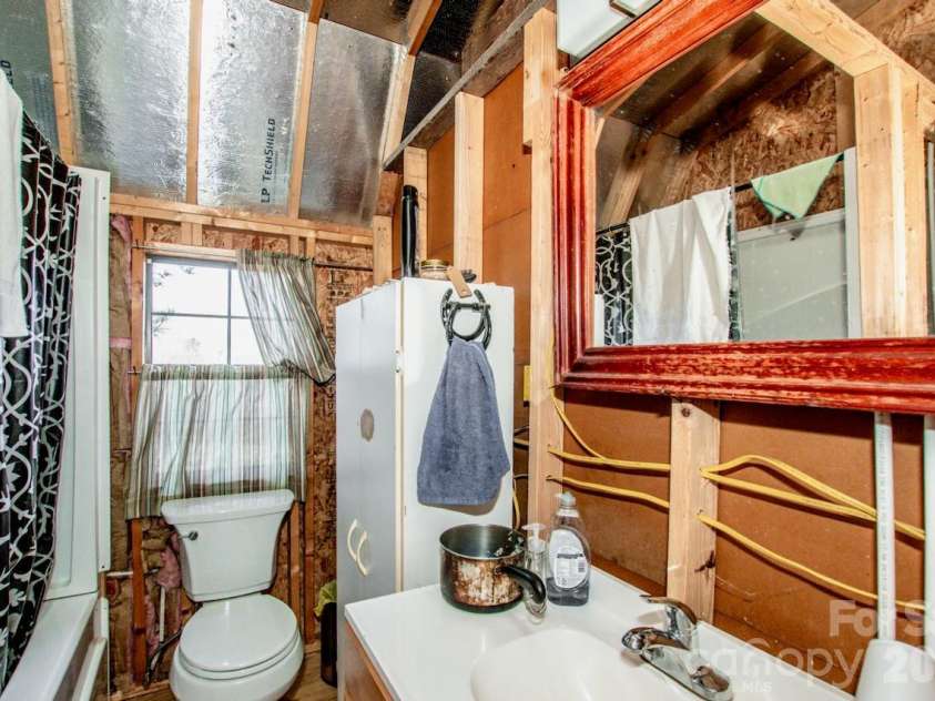508 Liles Lane, Hiddenite, NC 28636.  MLS# CAR4354171, YatesRealty ID 9502. 