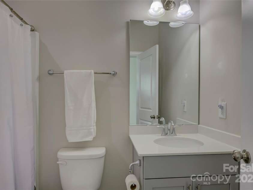 15108 Montage Lane, Charlotte, NC 28278.  MLS# CAR4252589, YatesRealty ID 9505. Full bath for bedroom 3