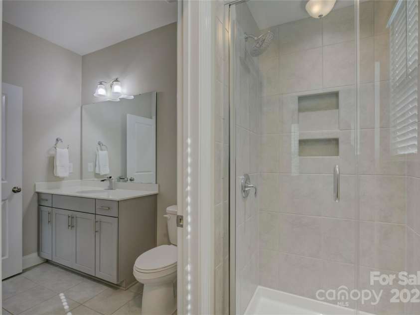 15108 Montage Lane, Charlotte, NC 28278.  MLS# CAR4252589, YatesRealty ID 9505. Full bath on the mail