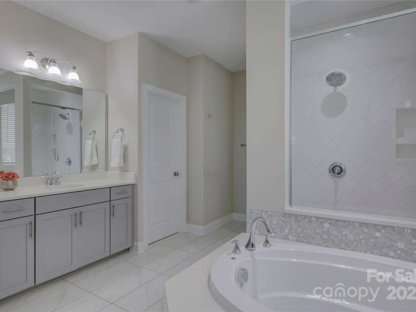 15108 Montage Lane, Charlotte, NC 28278.  MLS# CAR4252589, YatesRealty ID 9505. Luxury primary bath