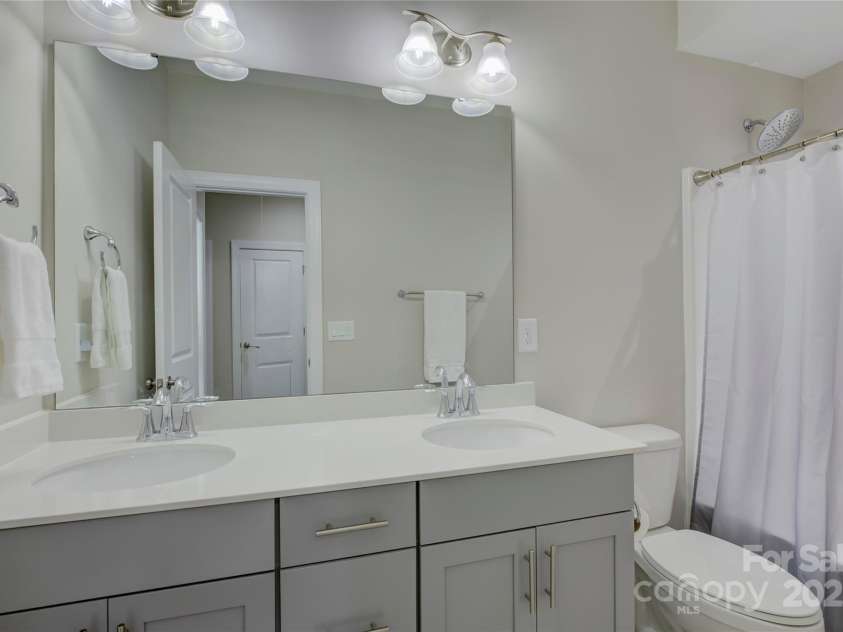 15108 Montage Lane, Charlotte, NC 28278.  MLS# CAR4252589, YatesRealty ID 9505. Shared bath between bedroom 4 and 5