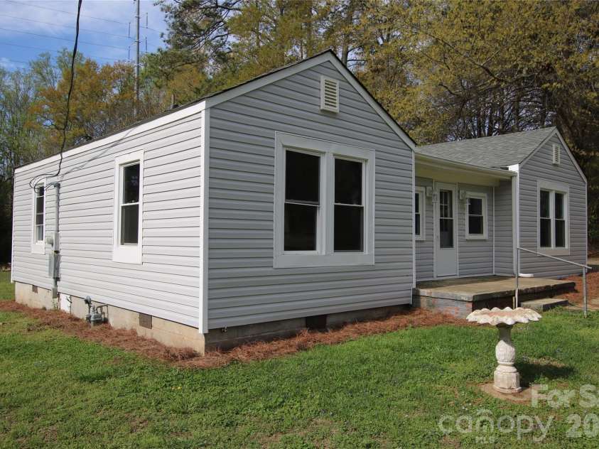 210 Cameron Street, Shelby, NC 28150.  MLS# CAR4362790, YatesRealty ID 9505. 
