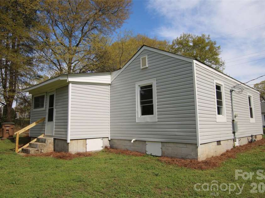 210 Cameron Street, Shelby, NC 28150.  MLS# CAR4362790, YatesRealty ID 9505. 