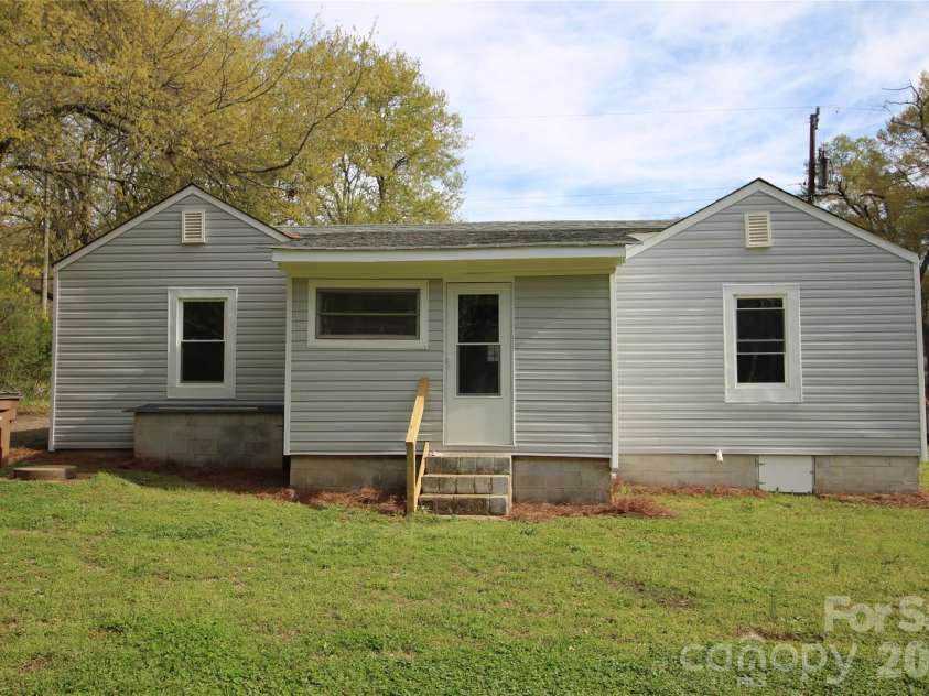 210 Cameron Street, Shelby, NC 28150.  MLS# CAR4362790, YatesRealty ID 9505. 