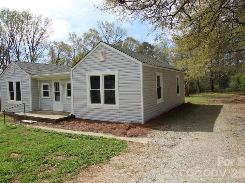 210 Cameron Street, Shelby, NC 28150.  MLS# CAR4362790, YatesRealty ID 9505. 