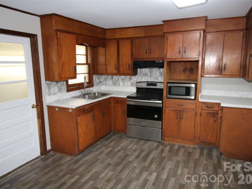 210 Cameron Street, Shelby, NC 28150.  MLS# CAR4362790, YatesRealty ID 9505. 