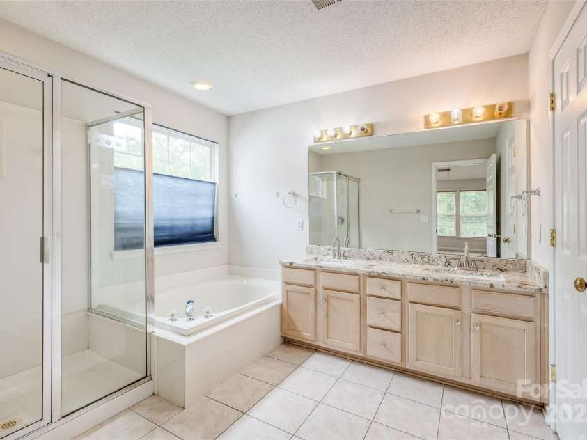16017 Woodcote Drive, Huntersville, NC 28078.  MLS# CAR4253617, YatesRealty ID 9506. 