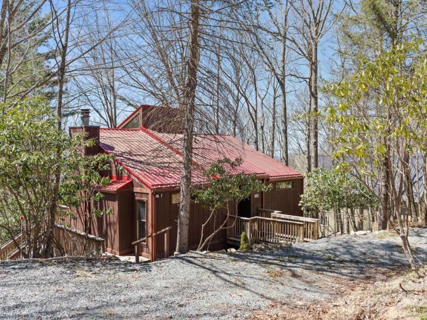 135 Clubhouse Road, Beech Mountain, NC 28604.  MLS# CAR4253056, YatesRealty ID 9507. 