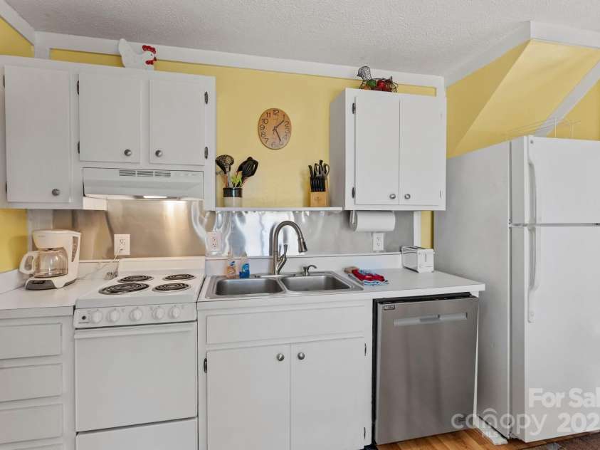 135 Clubhouse Road, Beech Mountain, NC 28604.  MLS# CAR4253056, YatesRealty ID 9507. Kitchen