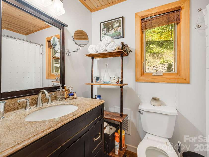 197 Gardenside Lane, Mars Hill, NC 28754.  MLS# CAR4253278, YatesRealty ID 9509. 2nd Full Bath