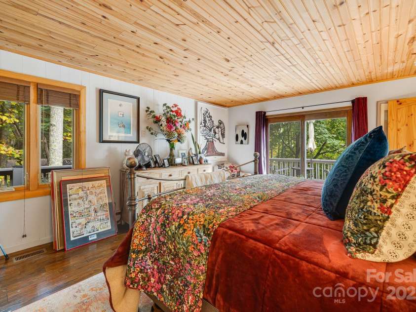 197 Gardenside Lane, Mars Hill, NC 28754.  MLS# CAR4253278, YatesRealty ID 9509. 2nd Primary Suite