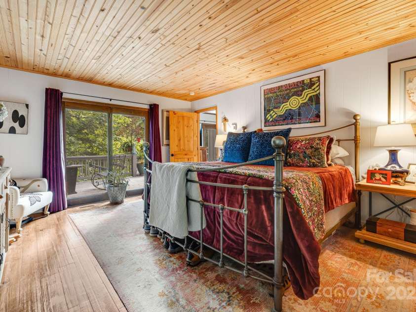 197 Gardenside Lane, Mars Hill, NC 28754.  MLS# CAR4253278, YatesRealty ID 9509. 2nd Primary Suite