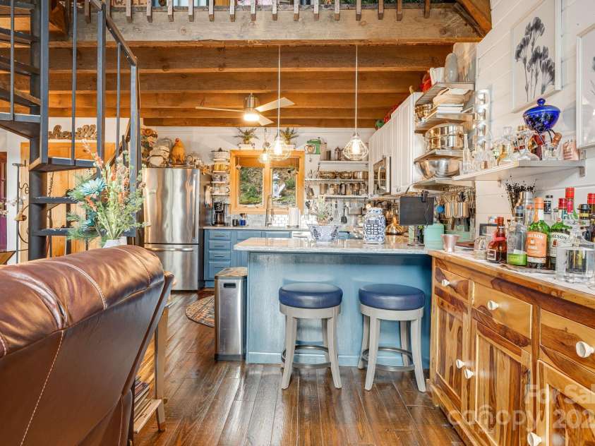 197 Gardenside Lane, Mars Hill, NC 28754.  MLS# CAR4253278, YatesRealty ID 9509. Breakfast Bar
