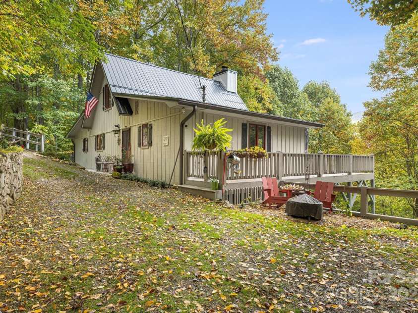 197 Gardenside Lane, Mars Hill, NC 28754.  MLS# CAR4253278, YatesRealty ID 9509. Chalet with Great Access