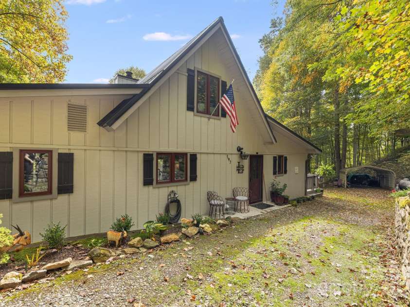 197 Gardenside Lane, Mars Hill, NC 28754.  MLS# CAR4253278, YatesRealty ID 9509. Chalet with Great Access