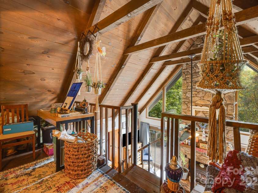 197 Gardenside Lane, Mars Hill, NC 28754.  MLS# CAR4253278, YatesRealty ID 9509. Loft Area