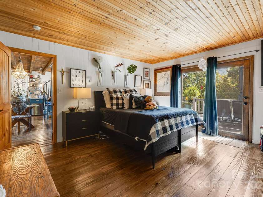 197 Gardenside Lane, Mars Hill, NC 28754.  MLS# CAR4253278, YatesRealty ID 9509. Primary Suite