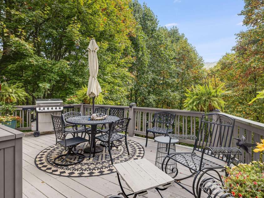 197 Gardenside Lane, Mars Hill, NC 28754.  MLS# CAR4253278, YatesRealty ID 9509. Spacious Wrap Around Deck