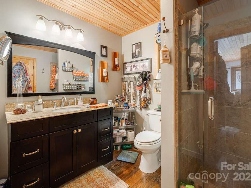 197 Gardenside Lane, Mars Hill, NC 28754.  MLS# CAR4253278, YatesRealty ID 9509. Updated Bath