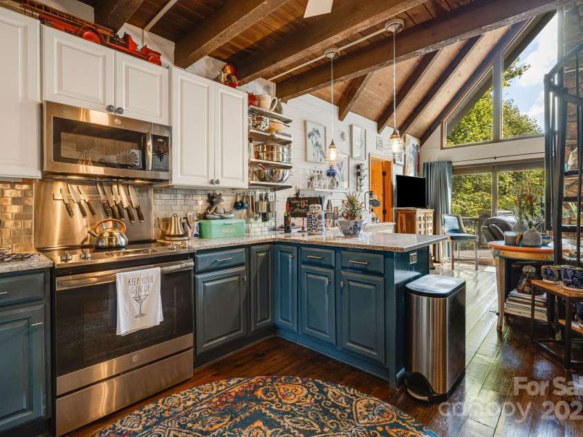 197 Gardenside Lane, Mars Hill, NC 28754.  MLS# CAR4253278, YatesRealty ID 9509. Updated Kitchen