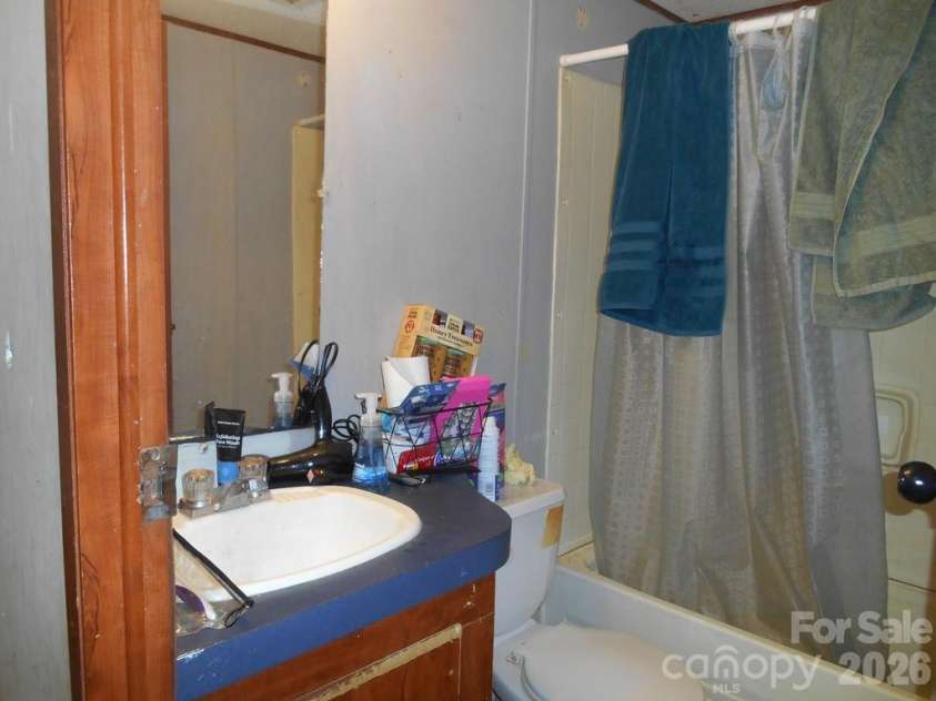 2184 Stove Drive, Newton, NC 28658.  MLS# CAR4366842, YatesRealty ID 9509. Hall Bath
