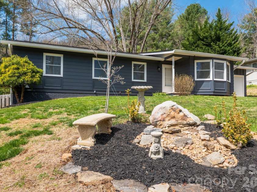 8 Hillview Road, Asheville, NC 28805.  MLS# CAR4366631, YatesRealty ID 9510. 