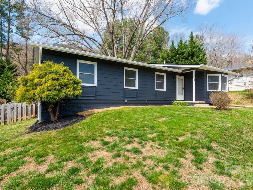 8 Hillview Road, Asheville, NC 28805.  MLS# CAR4366631, YatesRealty ID 9510. 