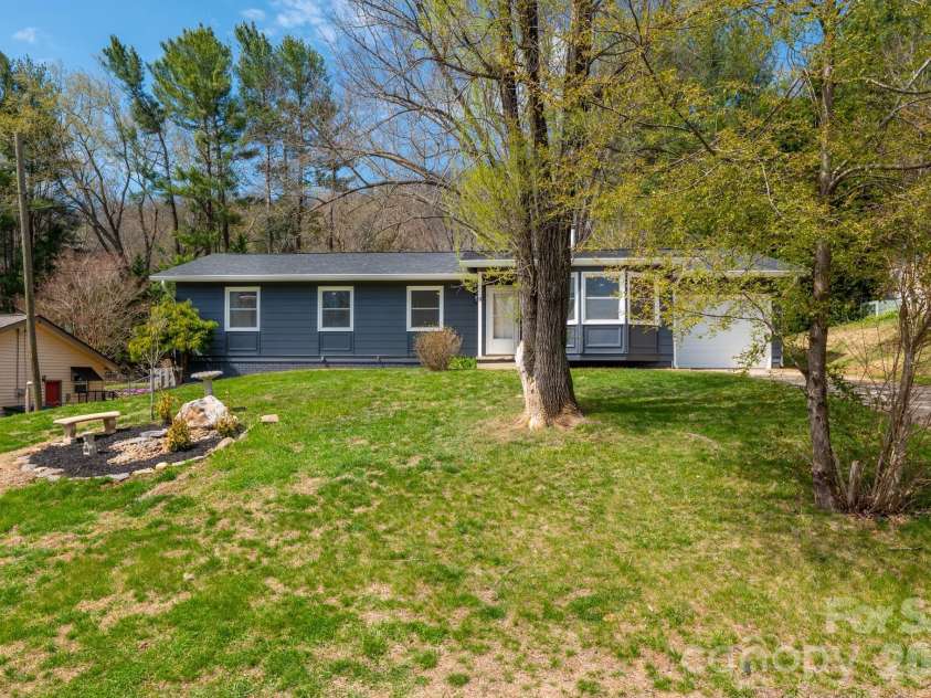 8 Hillview Road, Asheville, NC 28805.  MLS# CAR4366631, YatesRealty ID 9510. 