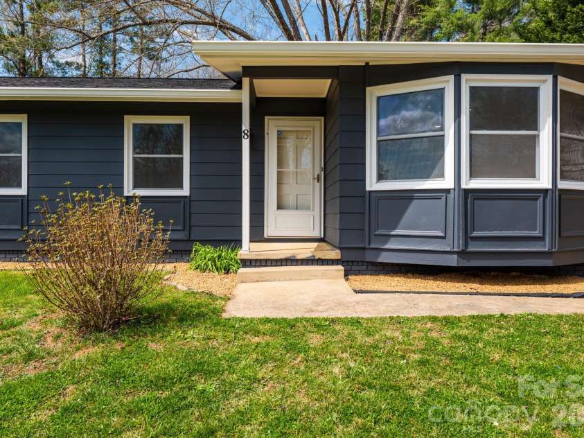 8 Hillview Road, Asheville, NC 28805.  MLS# CAR4366631, YatesRealty ID 9510. 