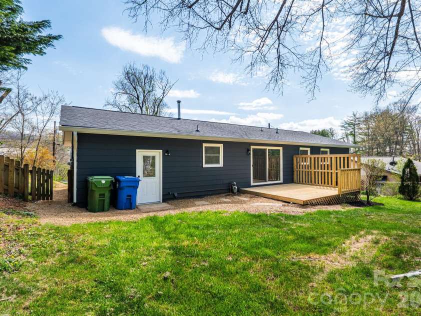 8 Hillview Road, Asheville, NC 28805.  MLS# CAR4366631, YatesRealty ID 9510. 