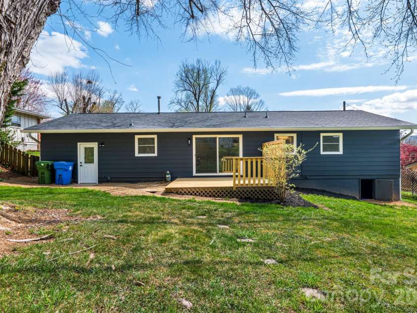 8 Hillview Road, Asheville, NC 28805.  MLS# CAR4366631, YatesRealty ID 9510. 