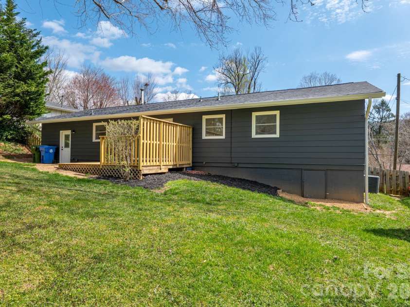 8 Hillview Road, Asheville, NC 28805.  MLS# CAR4366631, YatesRealty ID 9510. 